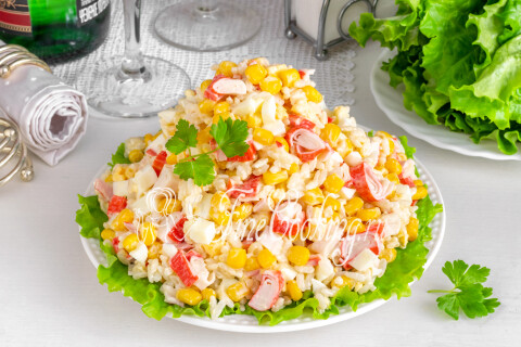 Готовое блюдо: Классический крабовый салат с кукурузой, яйцом и рисом