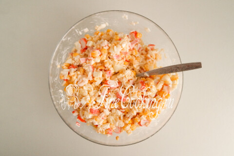 Классический крабовый салат с кукурузой, яйцом и рисом. Шаг 10
