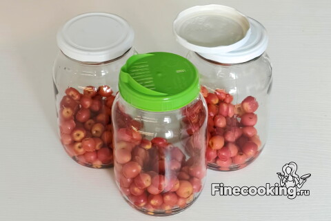 Банки с боярышником и крышка с дырочками для сливания жидкости