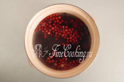 Компот из замороженных ягод в кастрюле. Шаг 3