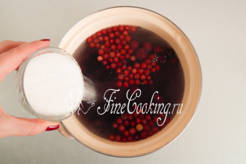 Компот из замороженных ягод в кастрюле. Шаг 4
