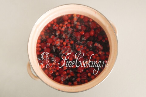 Компот из замороженных ягод в кастрюле. Шаг 5