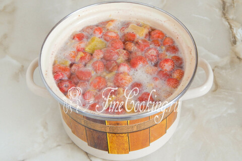 Компот с клубникой и ревенем. Шаг 6