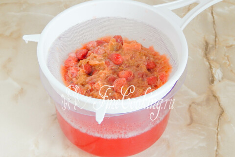 Компот с клубникой и ревенем. Шаг 8