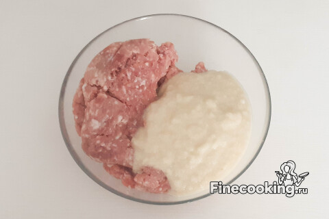 В миску кладут мясной фарш и добавляют к нему ароматную смесь из лука, чеснока и батона