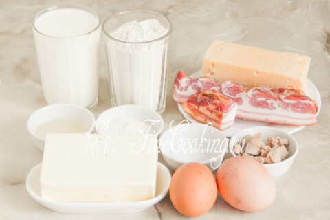 Кулич неаполитанский с грудинкой и сыром. Шаг 1