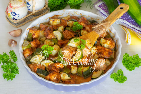 Обязательно попробуйте этот рецепт курицы с кабачками в духовке! Сочные кусочки куриной грудки отлично сочетаются с нежными, но упругими кабачковыми ломтиками