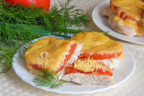 Готовое блюдо: Куриные отбивные с помидорами и сыром
