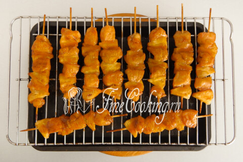 Куриные шашлычки с ананасами на шпажках. Шаг 11