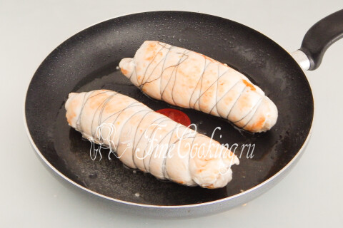 Куриный рулет с курагой и миндалем. Шаг 15