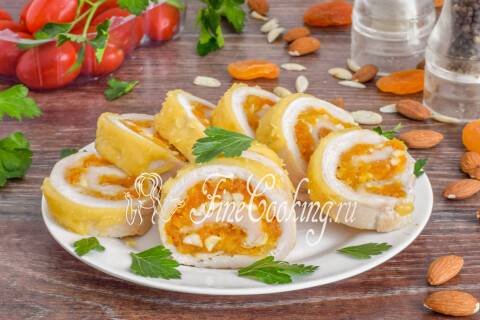 Готовое блюдо: Куриный рулет с курагой и миндалем