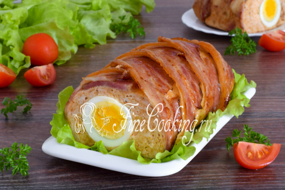 Куриный рулет с яйцом и беконом в духовке — готовое блюдо