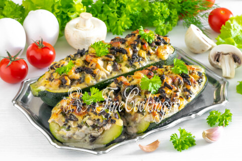 Готовое блюдо: Лодочки из кабачков с курицей, грибами и сыром в духовке