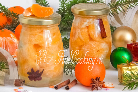 Баночки с консервированными мандаринами в оранжевом сиропе.