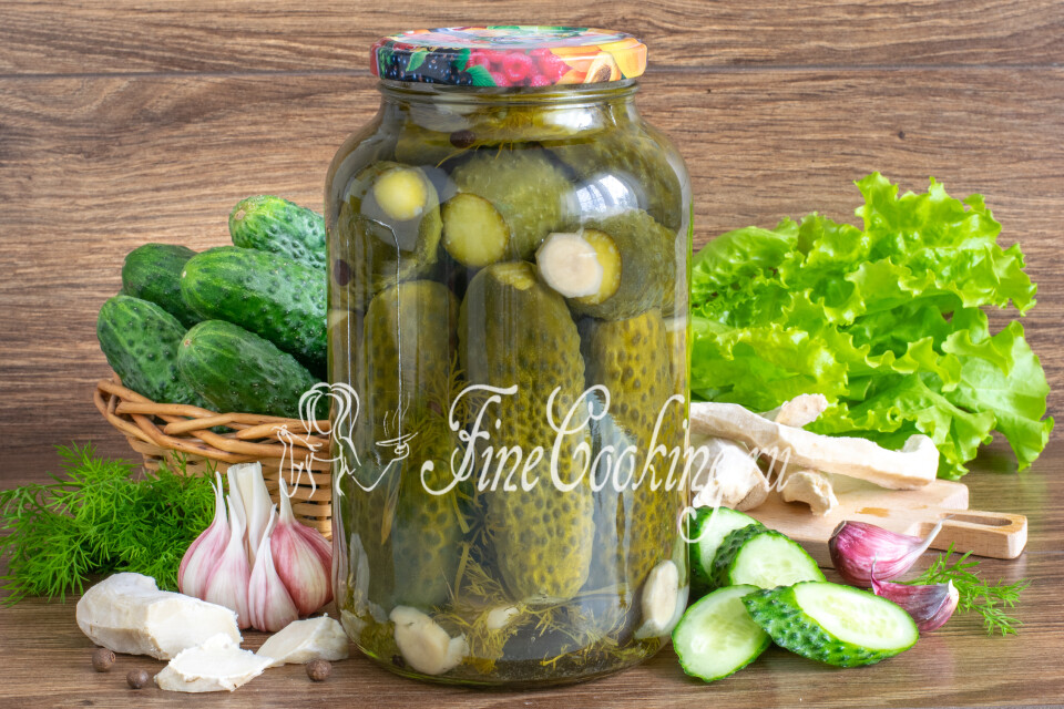 Маринованные огурцы с укропом, чесноком и хреном на зиму — готовое блюдо