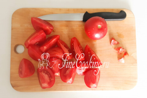 Маринованные помидоры дольками с базиликом и чесноком на зиму. Шаг 2