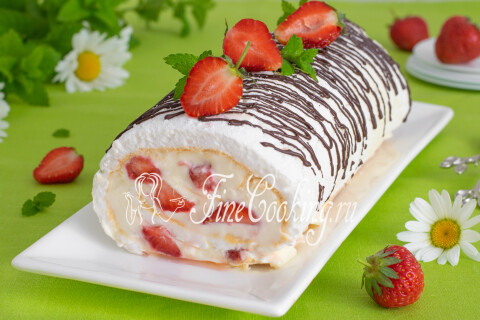 Готовое блюдо: Меренговый рулет с клубникой