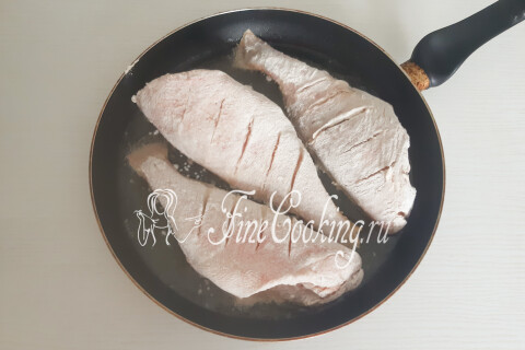 Морской окунь, жареный на сковороде. Шаг 8
