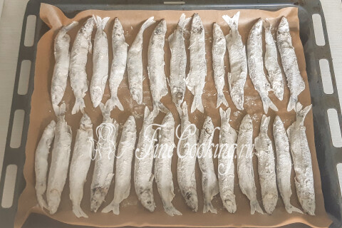 Мойва, запеченная в духовке с корочкой. Шаг 7