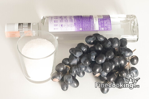 Продукты для настойки из винограда: водка, ягоды Изабеллы и сахарный песок.