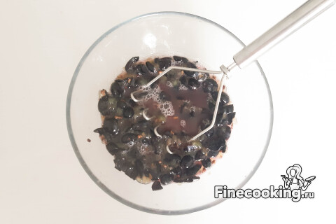 Раздавленные толкушкой ягоды винограда с лопнувшей кожицей.