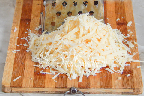 Пицца с колбасой и огурцами. Шаг 3