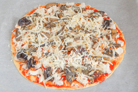 Пицца с курицей и грибами. Шаг 11