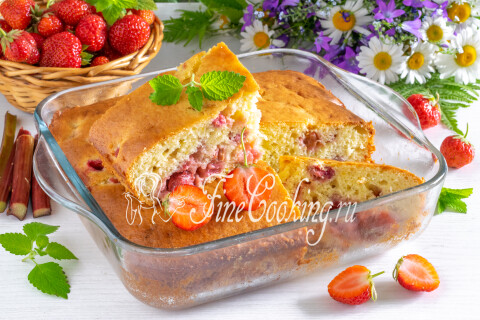 Готовое блюдо: Пирог с клубникой и ревенем в духовке
