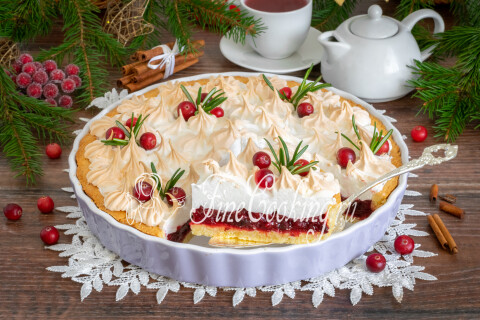 Готовое блюдо: Пирог с клюквой и меренгой