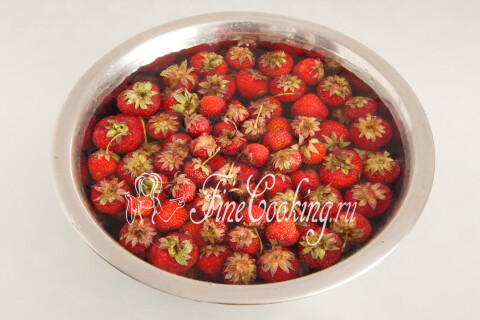 Пирожки с клубникой в духовке. Шаг 10