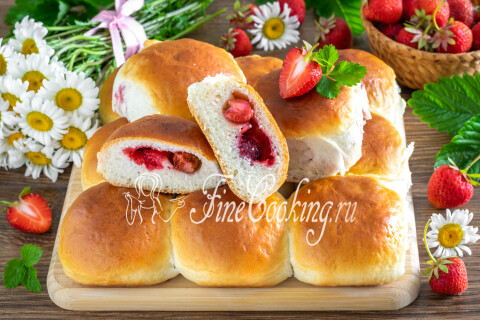 Готовое блюдо: Пирожки с клубникой в духовке