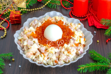 Праздничный салат с креветками, кальмарами и икрой (Морская жемчужина)