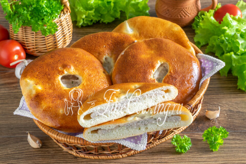 Готовое блюдо: Пышные лепешки на кефире с мясной начинкой в духовке