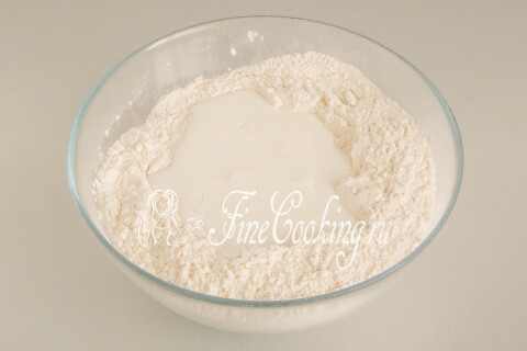 Пышные лепешки на кефире с мясной начинкой в духовке. Шаг 4