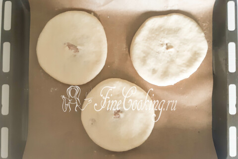 Пышные лепешки на кефире с мясной начинкой в духовке. Шаг 15