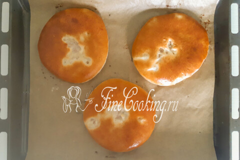 Пышные лепешки на кефире с мясной начинкой в духовке. Шаг 16