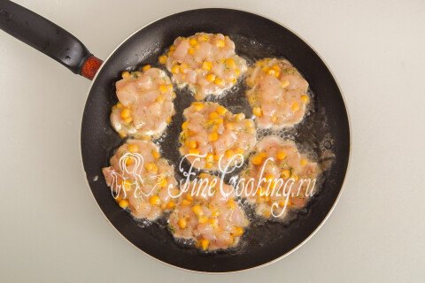 Рубленые куриные котлеты с кукурузой. Шаг 8