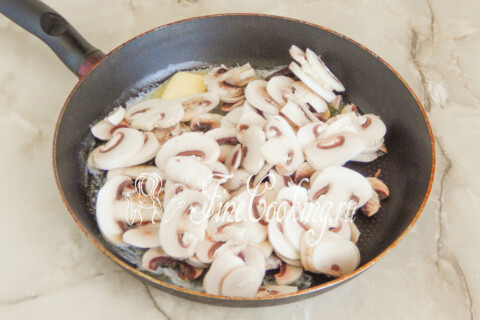 Рулет из кабачков с грибами и сыром. Шаг 5