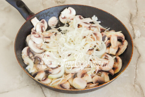 Рулет из кабачков с грибами и сыром. Шаг 6