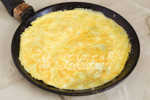 Рулетики из яичных блинчиков с мясной начинкой. Шаг 5