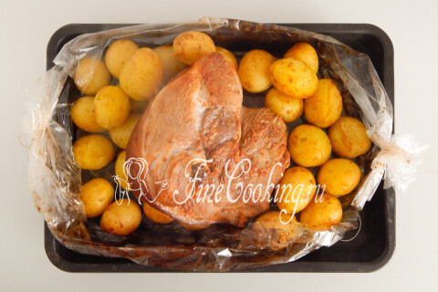 Рулька с картошкой в рукаве в духовке. Шаг 10
