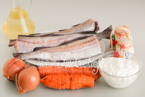 Рыба (минтай) с луком, морковью и сметаной в мультиварке. Шаг 1