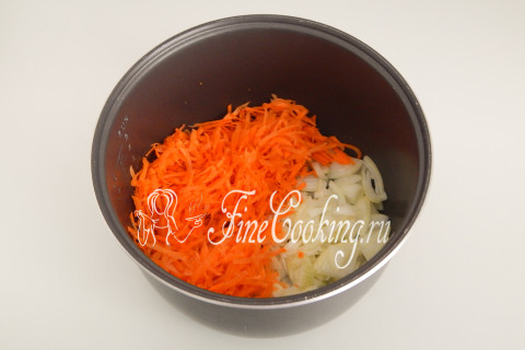 Рыба (минтай) с луком, морковью и сметаной в мультиварке. Шаг 3