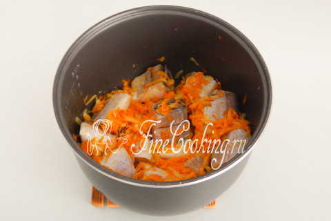 Рыба (минтай) с луком, морковью и сметаной в мультиварке. Шаг 8