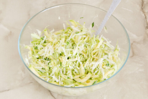 Салат из капусты с кабачком. Шаг 7