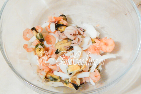 Салат из морской капусты с морепродуктами. Шаг 2