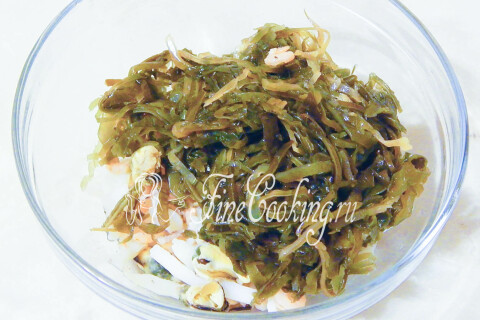 Салат из морской капусты с морепродуктами. Шаг 3