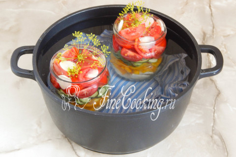 Салат из огурцов, помидоров, перца и лука на зиму. Шаг 10