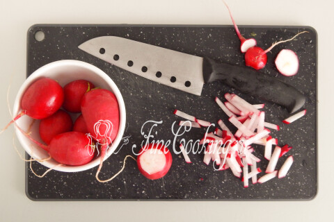 Салат из редиски с горошком, яйцом и огурцом. Шаг 3