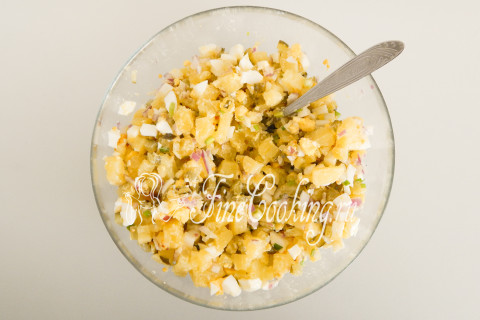 Салат картофельный с солеными огурцами и яйцами. Шаг 10